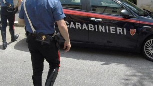 Napoli, reagisce a rapina e viene accoltellato: grave 29enne