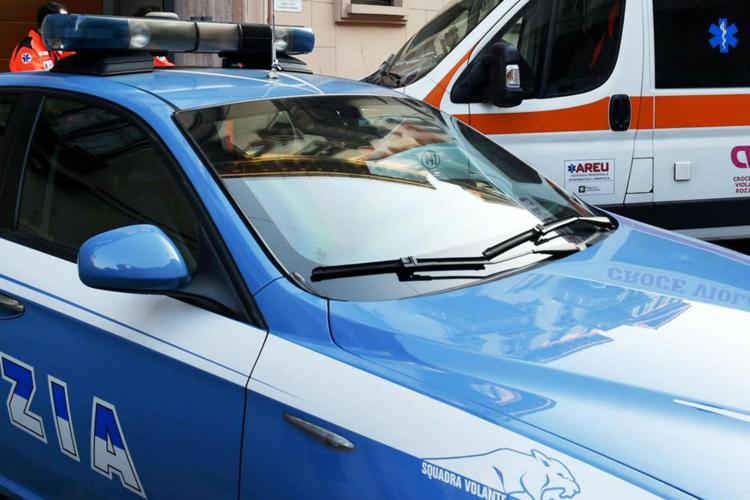 Napoli, trovato morto in casa con grosso taglio all'addome