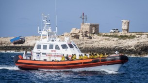 Naufragio a largo di Lampedusa, barca si ribalta: "21 dispersi, anche 3 bimbi"