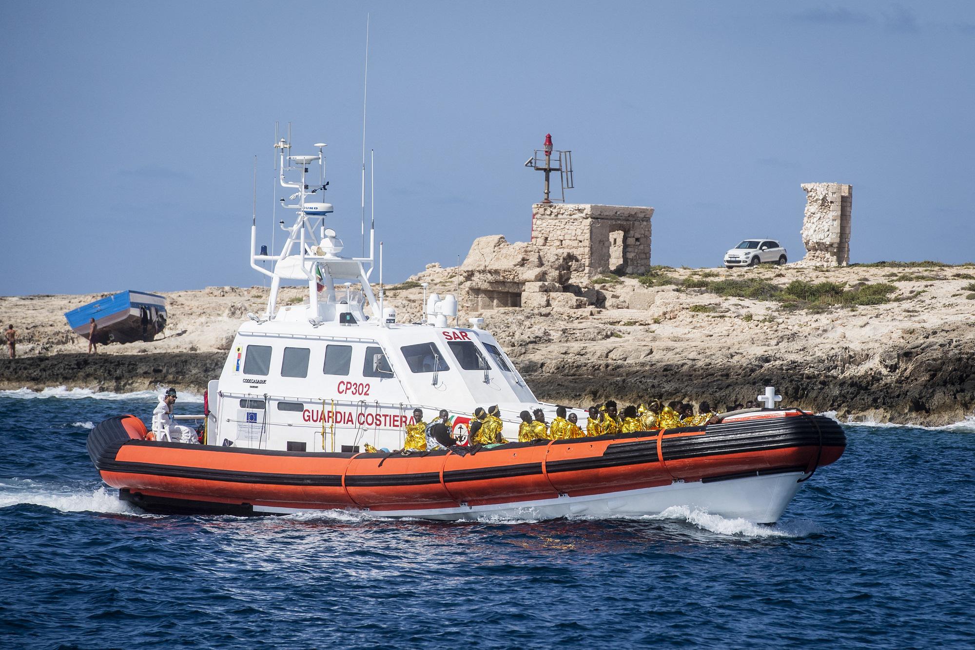 Naufragio a largo di Lampedusa, barca si ribalta: "21 dispersi, anche 3 bimbi"