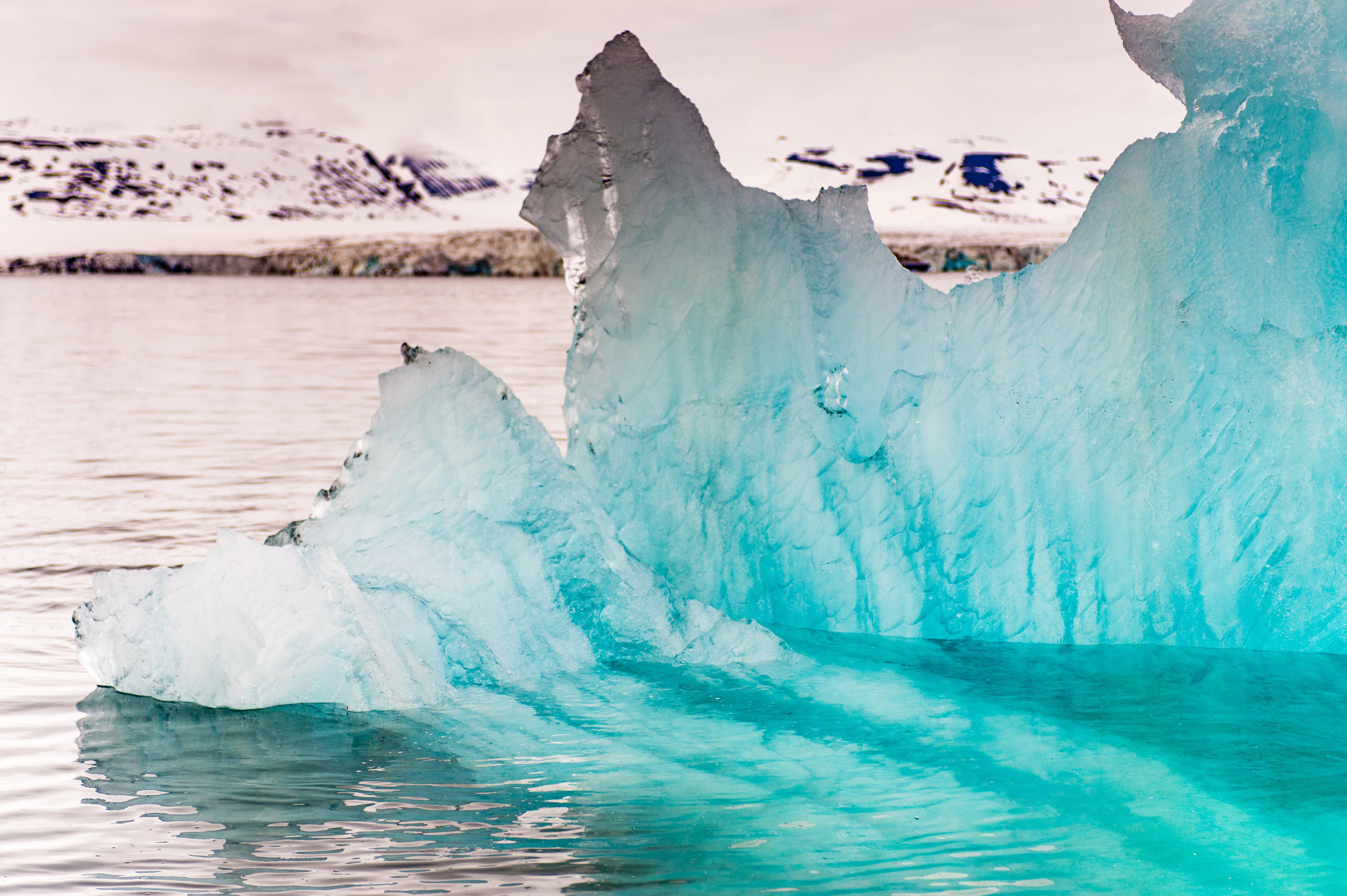 Nave da crociera contro iceberg: "Noi come il Titanic" - Video