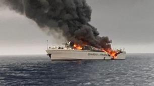 Nave Gdf in fiamme affonda, equipaggio in salvo - Il video