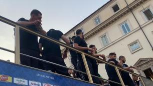 Nazionale in festa sul pullman a Roma, il tour degli azzurri