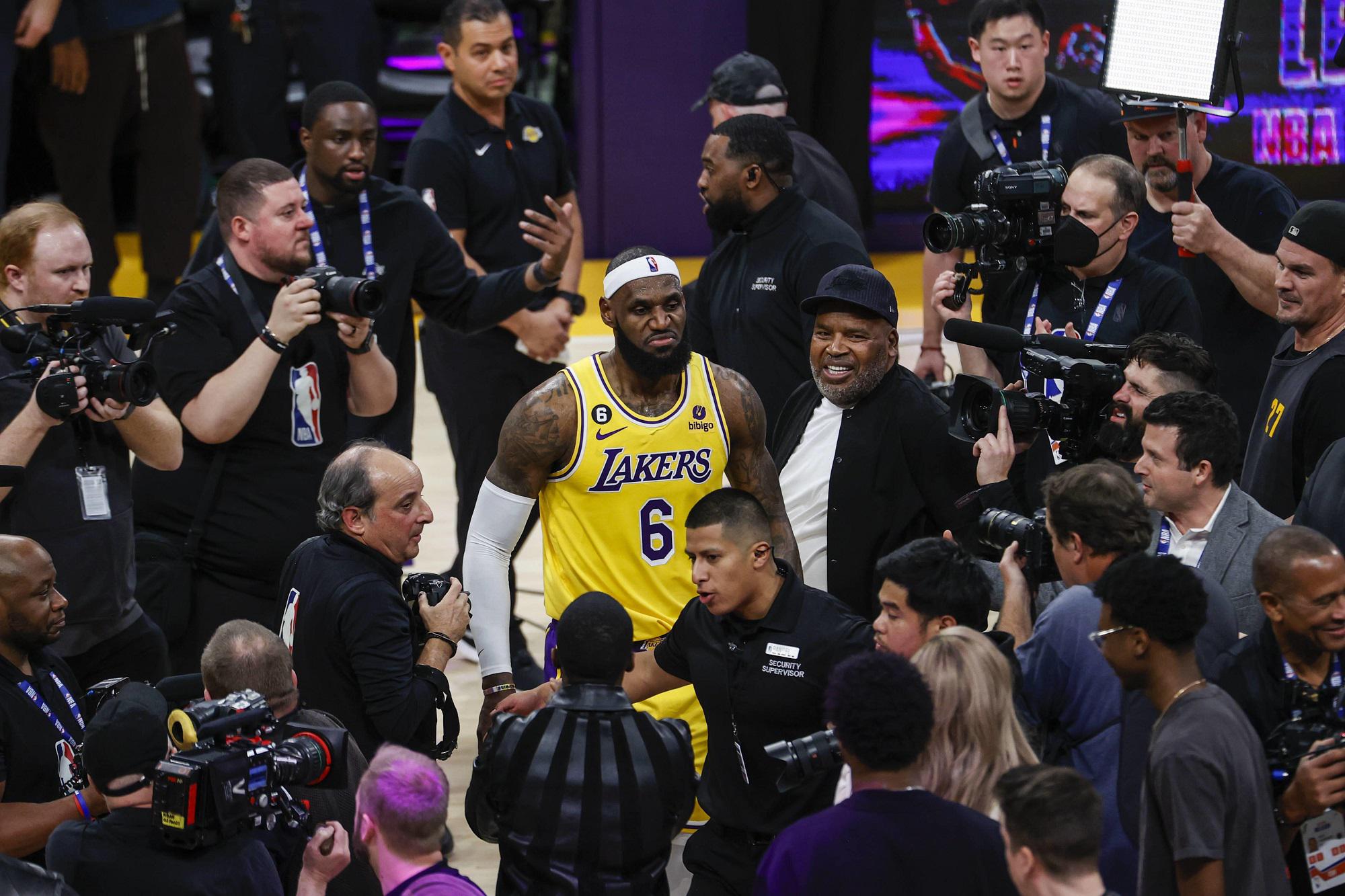 Nba, LeBron James non si ritira