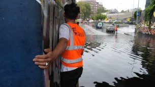 Nubifragio a Milano, auto intrappolate e metro allagata