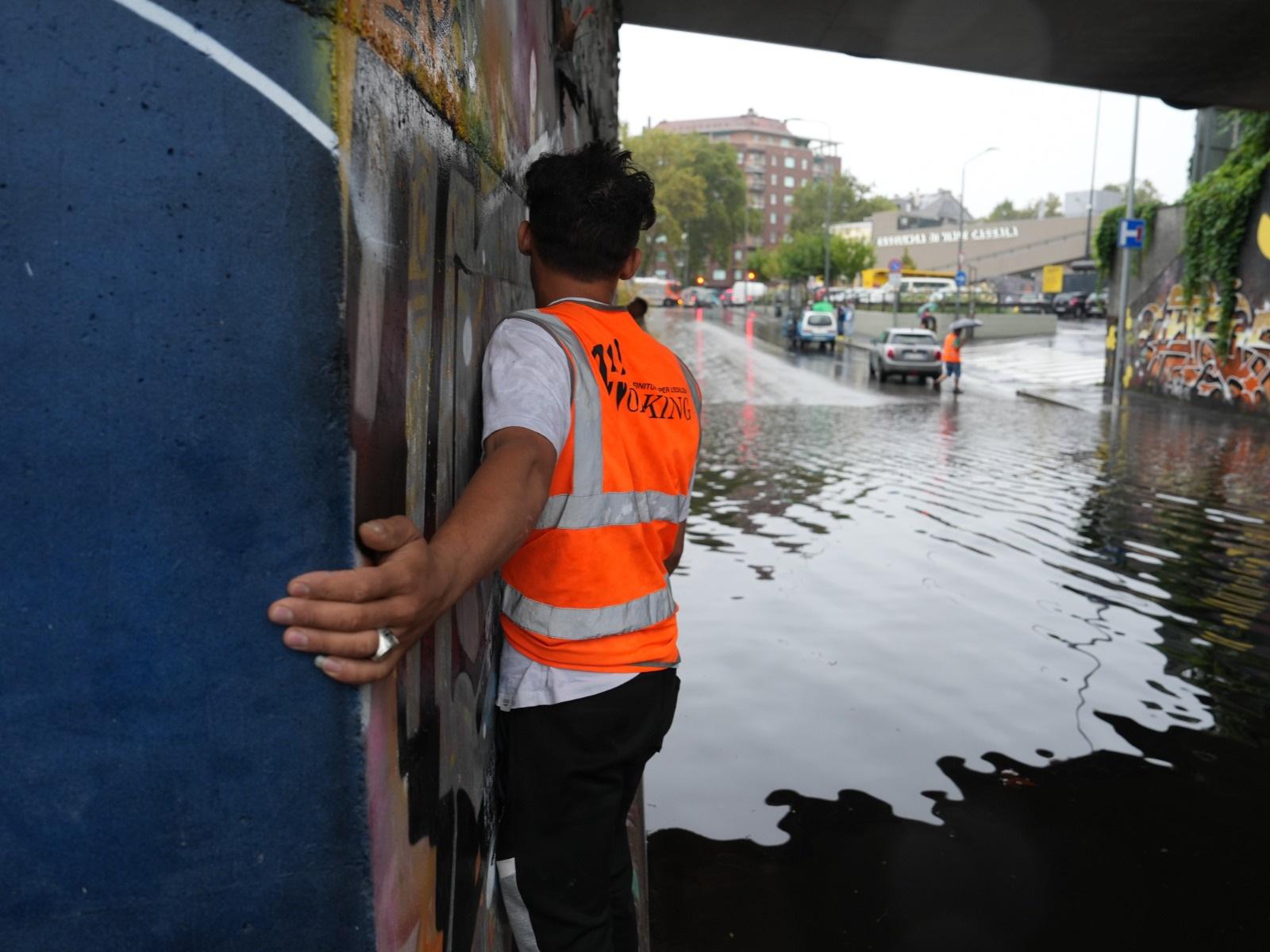 Nubifragio a Milano, auto intrappolate e metro allagata