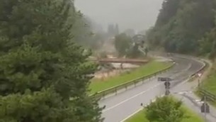 Nubifragio in Alto Adige, torrente in piena travolge il ponte - Video