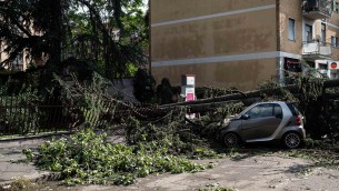 Nubifragio Milano, città sfigurata: alberi abbattuti e strade bloccate - Video