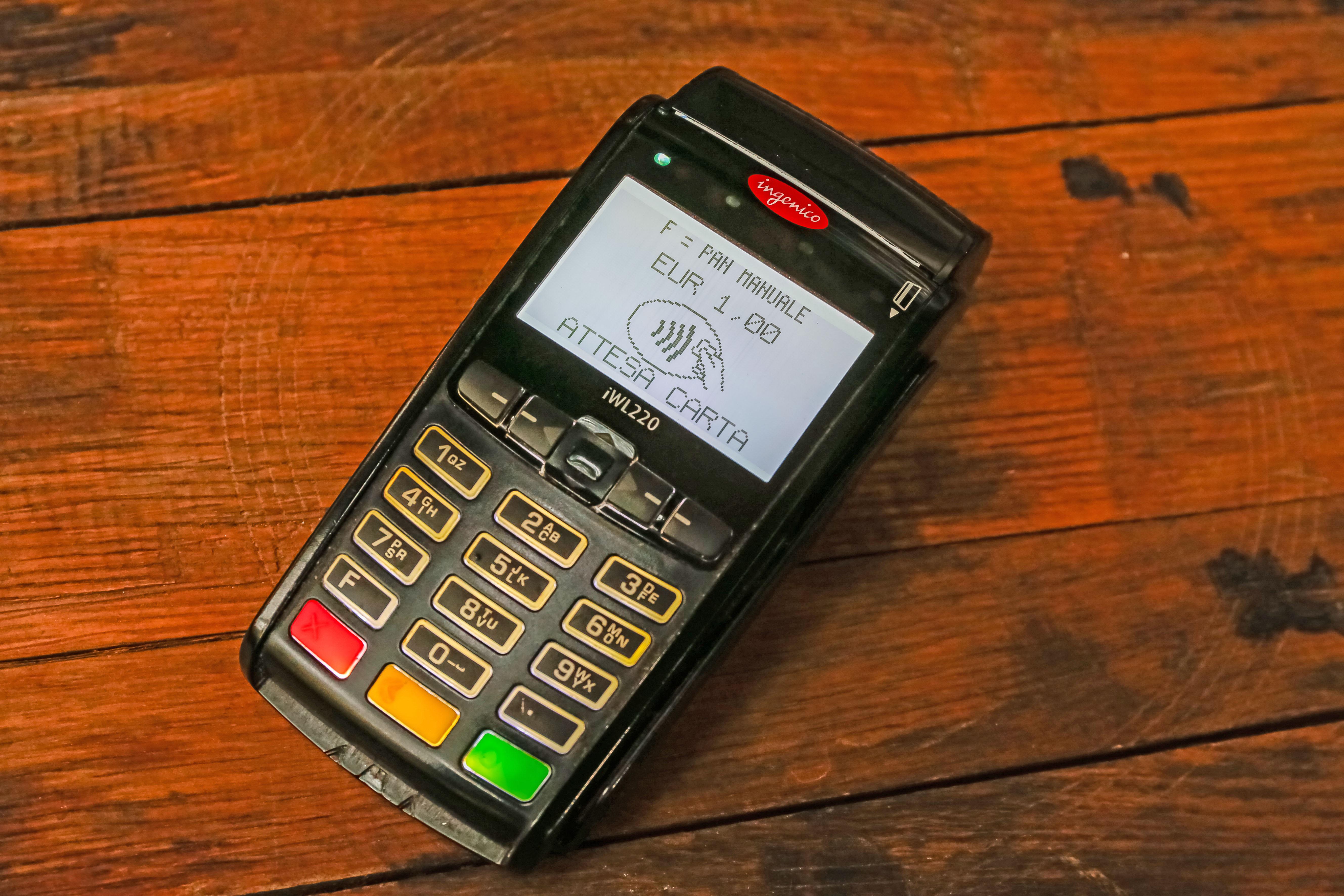 Pagamenti con Pos e bancomat, continuano problemi: cosa è successo, tempi di risoluzione