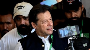 Pakistan, ex premier Khan condannato a 3 anni per corruzione