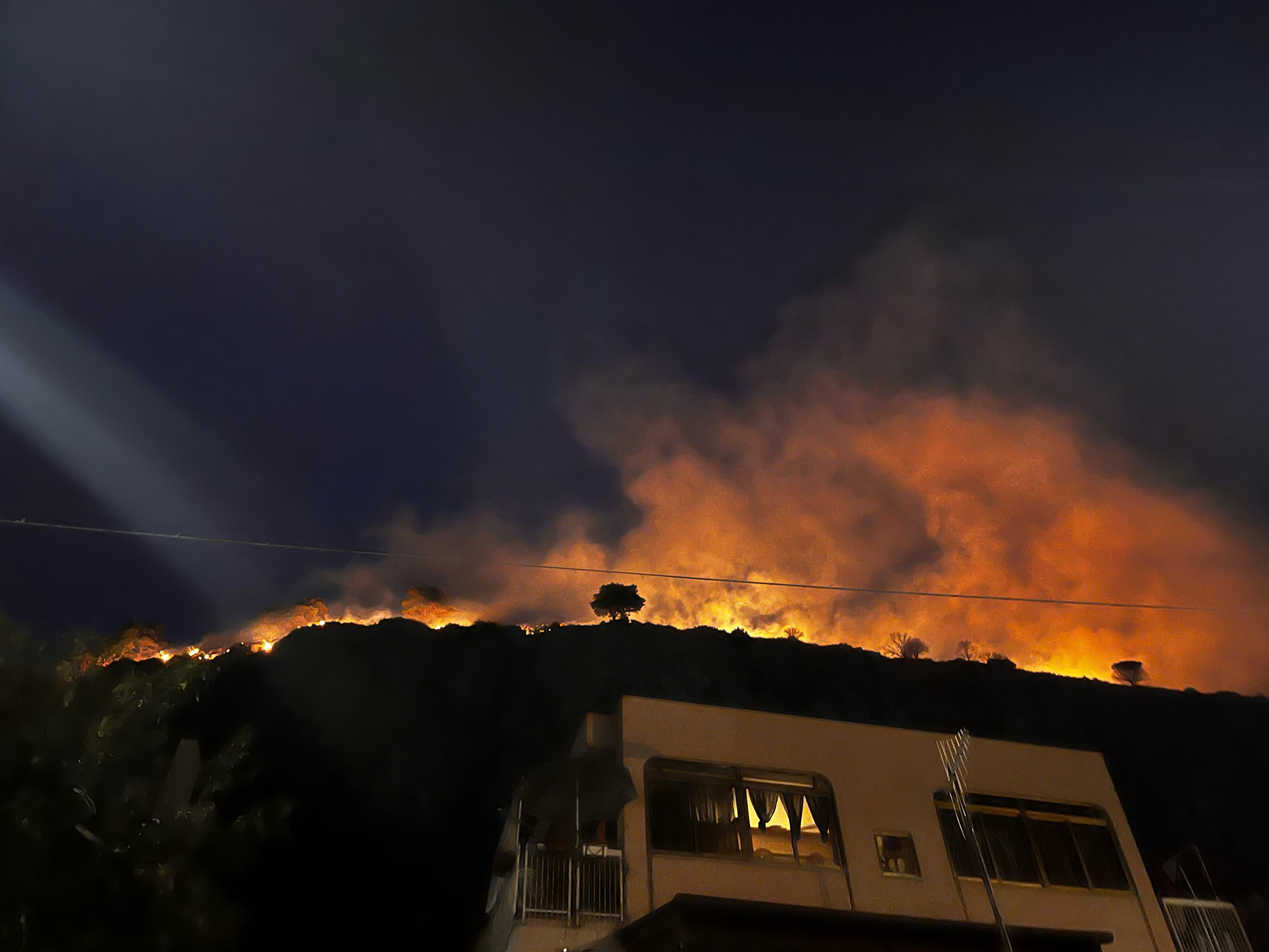 Palermo, emergenza incendi: "Restate a casa"