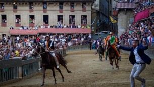 Palio di Siena 17 agosto, Lupa vince e si aggiudica il Drappellone dell'Assunta