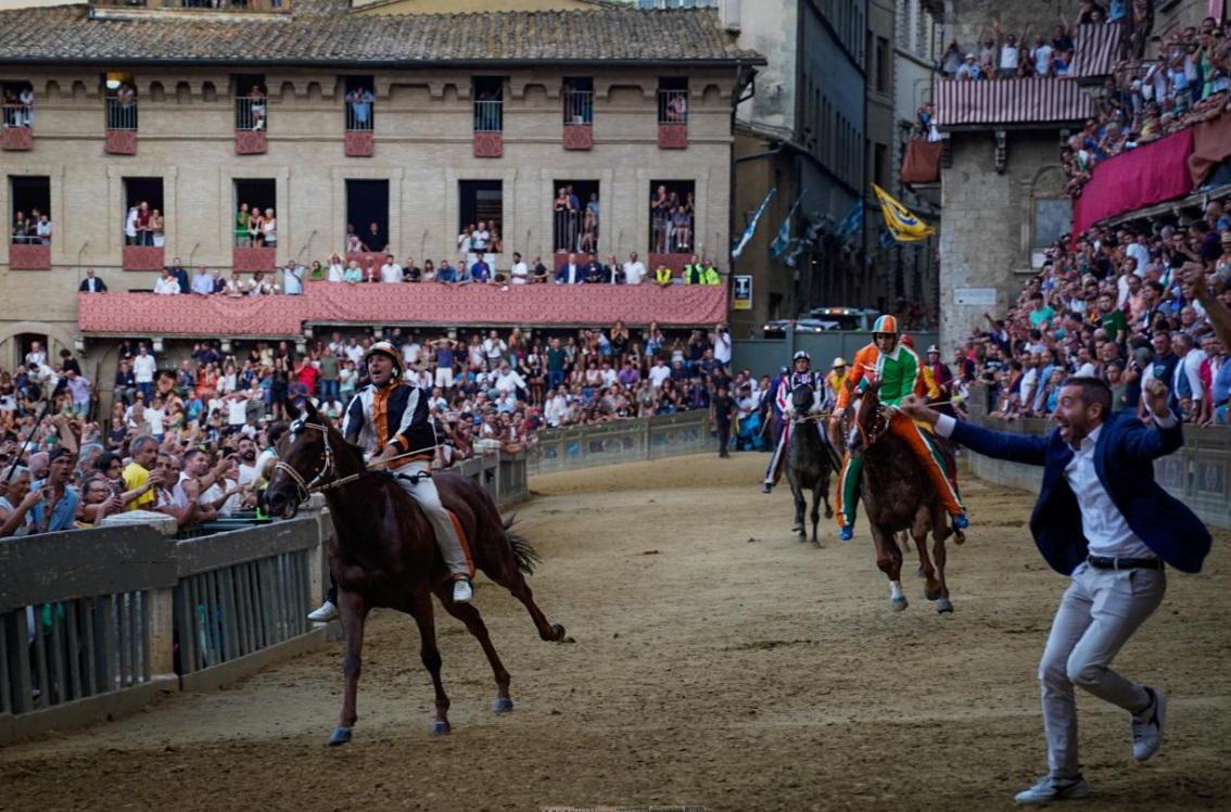 Palio di Siena 17 agosto, Lupa vince e si aggiudica il Drappellone dell'Assunta