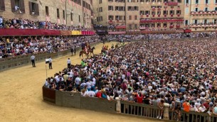 Palio di Siena 2023, Oca vince corsa 16 agosto con cavallo scosso