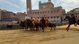 Palio di Siena, la Contrada del Leocorno vince la 'Provaccia'