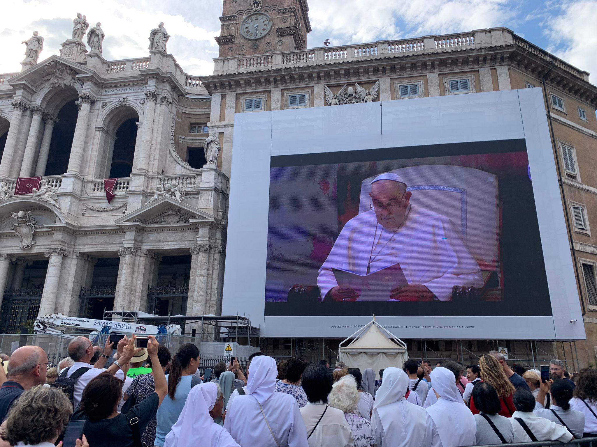 Papa a Santa Maria Maggiore: "Miracolo della neve non solo folclore, ha valenza simbolica"