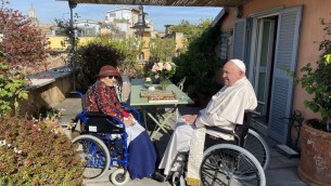 Papa Francesco da Emma Bonino: sul terrazzo entrambi in sedia a rotelle