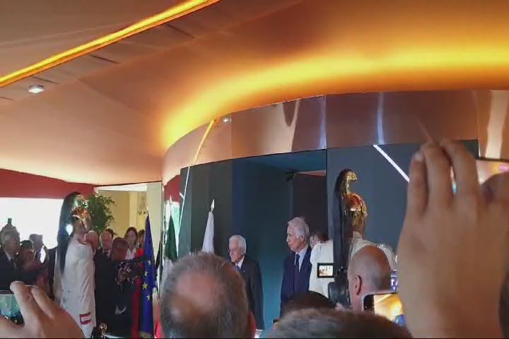 Parigi 2024, applausi per Mattarella all'arrivo a Casa Italia - Video