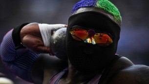 Parigi 2024, atleta mascherata a caccia dell'oro: chi è Raven Saunders