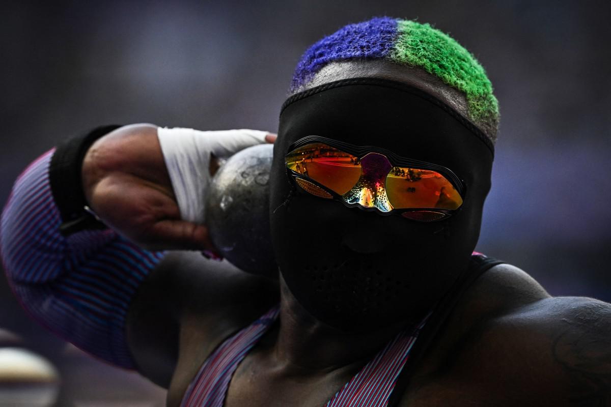 Parigi 2024, atleta mascherata a caccia dell'oro: chi è Raven Saunders