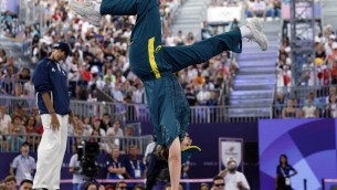 Parigi 2024, break dance debutta: l'australiana disastrosa è una star - Video