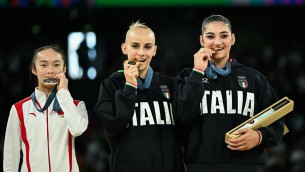 Parigi 2024, Esposito e D'Amato mordono le medaglie: la reazione di Yaqin - Video