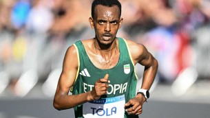 Parigi 2024, etiope Tola oro nella maratona maschile