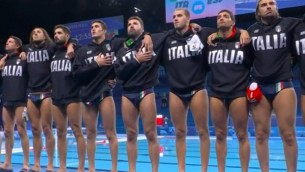 Parigi 2024, Italia-Spagna: la protesta del Settebello prima del match