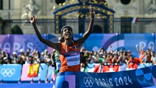 Parigi 2024, olandese Hassan vince la maratona femminile