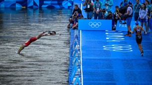 Parigi 2024, prima atleta triathlon vittima della Senna: caso di Escherichia Coli