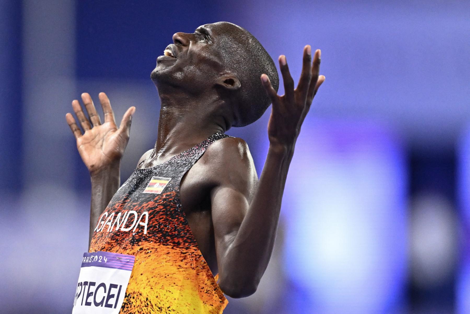 Parigi 2024, primo oro atletica: Cheptgei trionfa nei 10mila