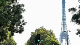 Parigi 2024, si arrampica sulla Torre Eiffel: monumento evacuato