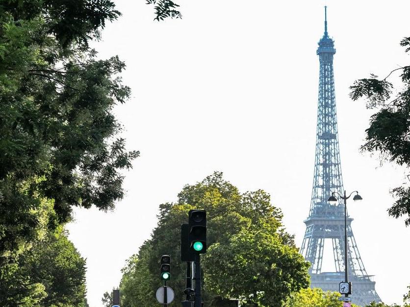 Parigi 2024, si arrampica sulla Torre Eiffel: monumento evacuato