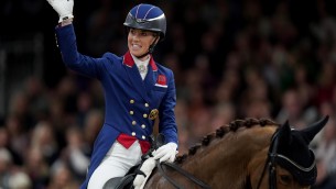Parigi 2024, stella del dressage rinuncia alle Olimpiadi: ha 'picchiato' un cavallo