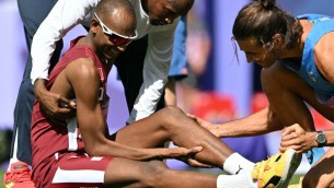 Parigi 2024, Tamberi soccorre Barshim con problema al polpaccio: avevano condiviso l'oro a Tokyo 2020