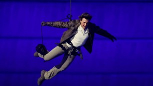 Parigi 2024, Tom Cruise versione Mission Impossible per volare a Los Angeles 2028 - Video