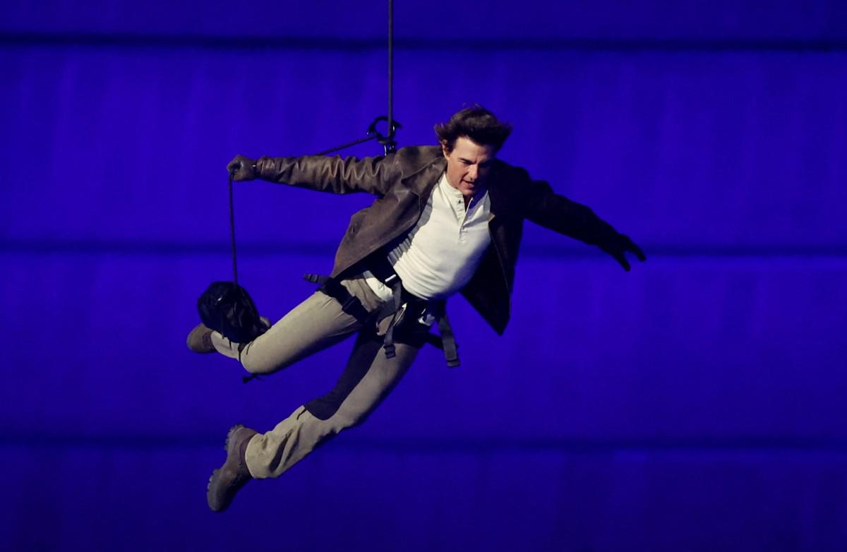 Parigi 2024, Tom Cruise versione Mission Impossible per volare a Los Angeles 2028 - Video