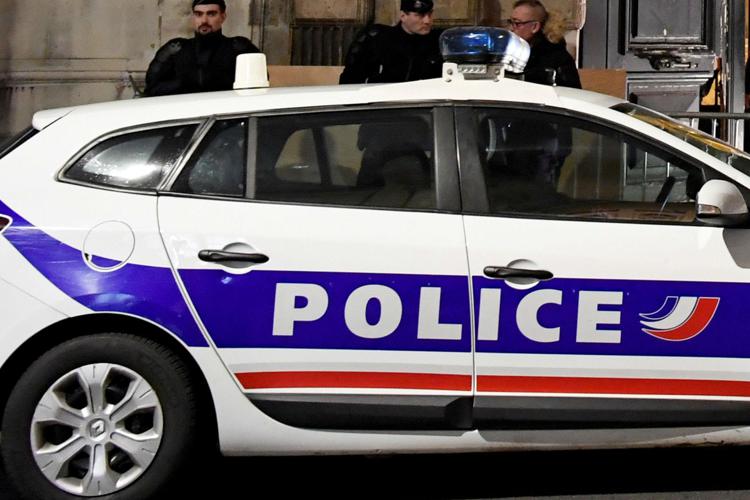 Parigi, uomo armato di coltello all'aeroporto: ucciso dalla polizia