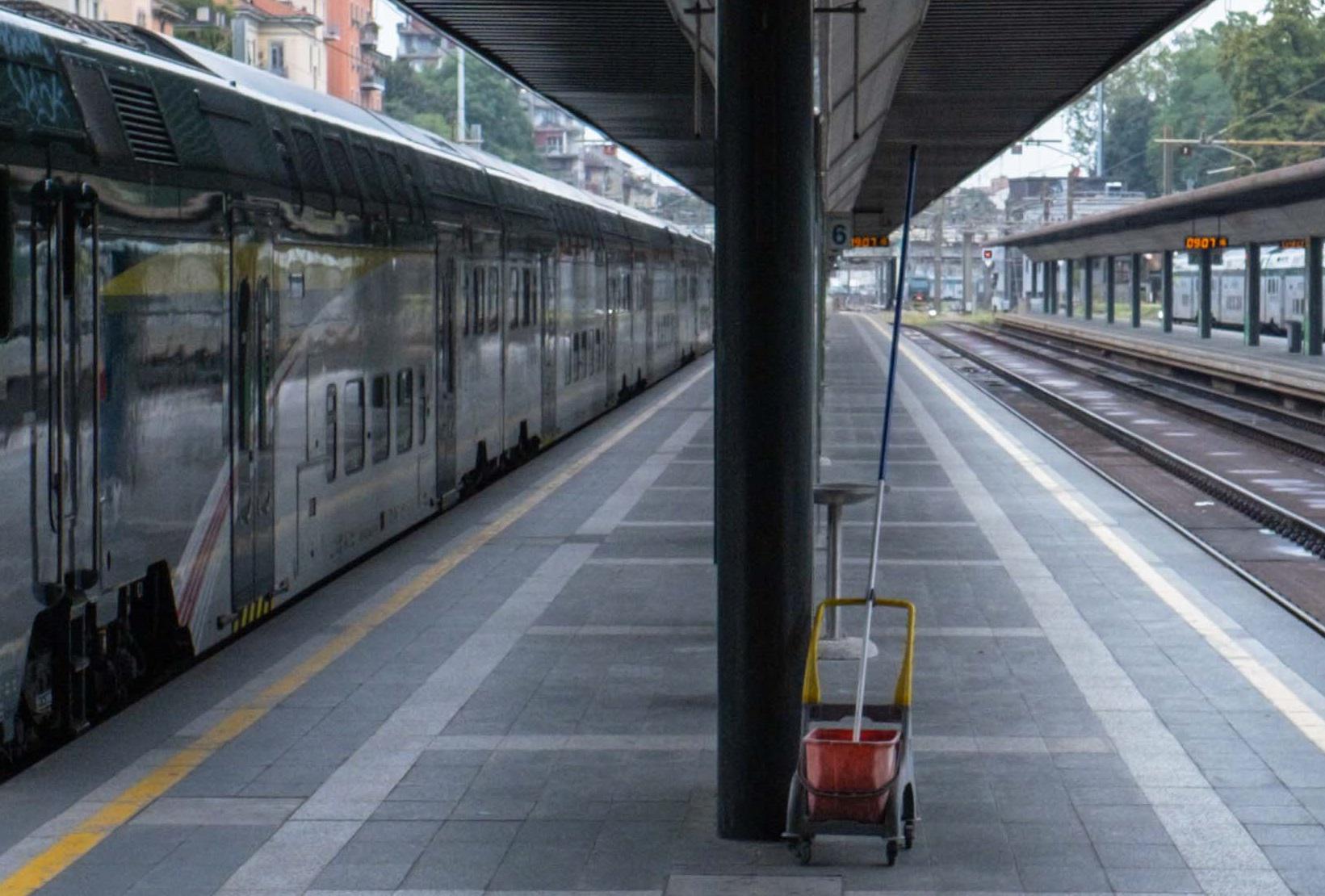 Parla il capotreno ferito a Genova: "Sputi e calci, poi, 4 coltellate"