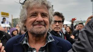 Pd, Beppe Grillo: "Mi candido a segretario..