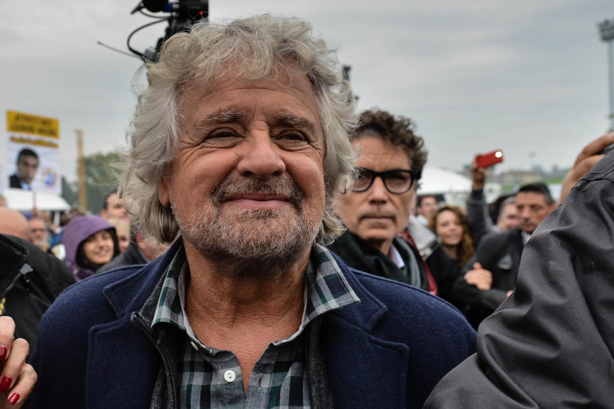 Pd, Beppe Grillo: "Mi candido a segretario..