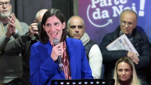 Pd, la corsa di Elly Schlein parte sulle note di 'Bella ciao'