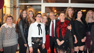 Il sindaco di Lamezia Terme, Paolo Mascaro
assieme ad Elena Vera Stella e alle ragazze del suo staff