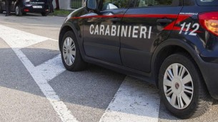 Perde la testa in treno, morde passeggero e gli stacca un dito