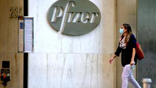 Pfizer, svelato contratto: "Dosi a prezzi alti, no responsabilità su danni"