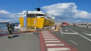 Piombino, incendio nella sala macchine del traghetto per l'Elba: evacuati in 300