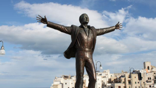 Polignano a Mare (Bari): il monumento a Domenico Modugno