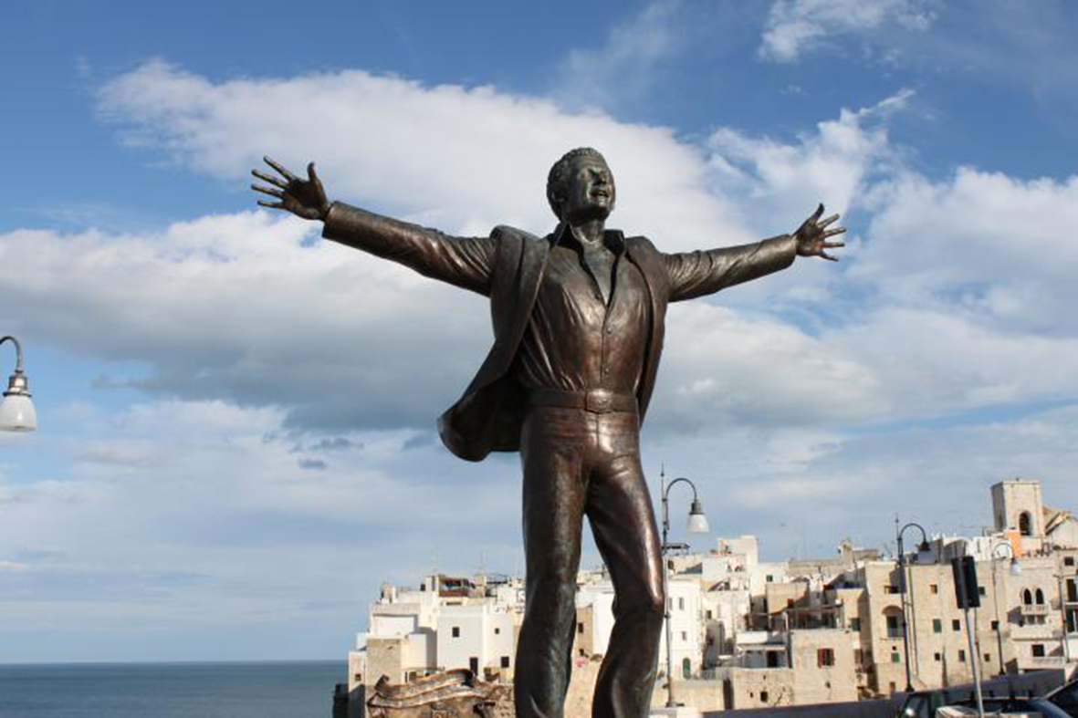 Polignano a Mare (Bari): il monumento a Domenico Modugno