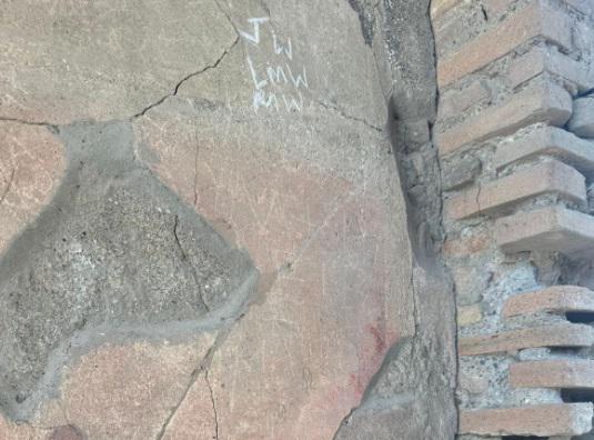 Pompei, turista inglese fermato dopo 5 incisioni nella Casa delle Vestali