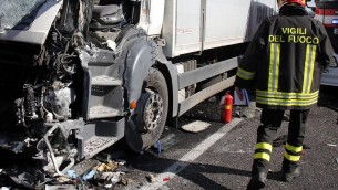 Potenza, scontro tra due tir: due morti